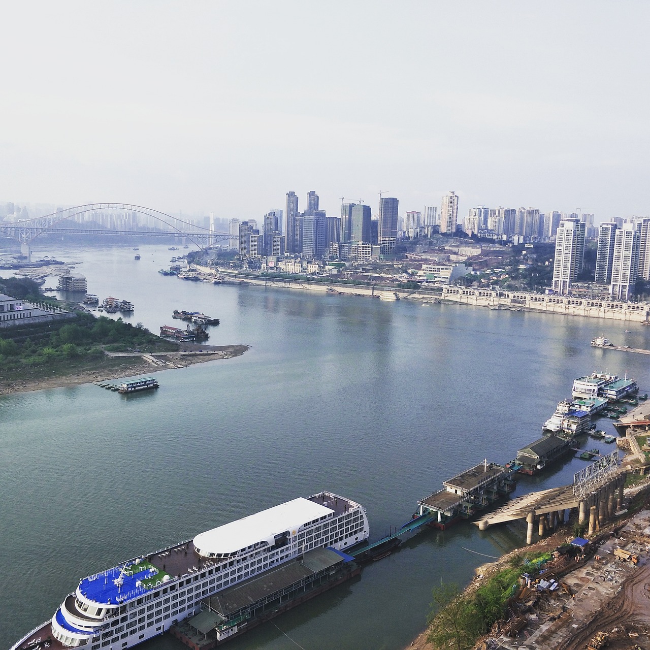 威海市是山东省的一个沿海城市，以其美丽的自然风光和丰富的旅游资源而闻名。然而，最近威海市多地出现了一种恶臭味，引起了市民和游客的广泛关注。对于这一现象，官方目前给出的解释是原因不明。