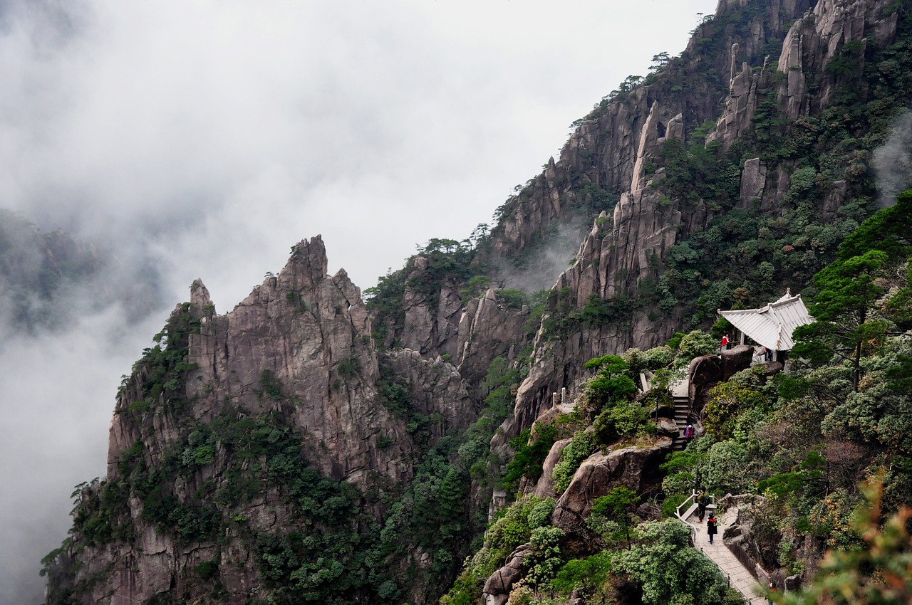 探秘瑰丽天地——安徽黄山，云海奇松与徽州文化的交织之旅