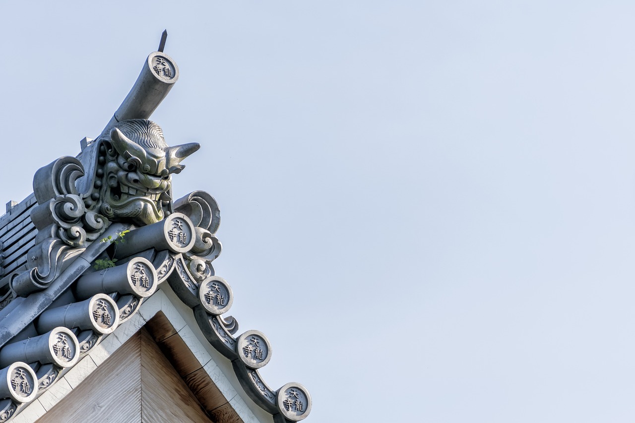 在靖国神社涂鸦的男子，日本公审背后的文化冲突与法律审视